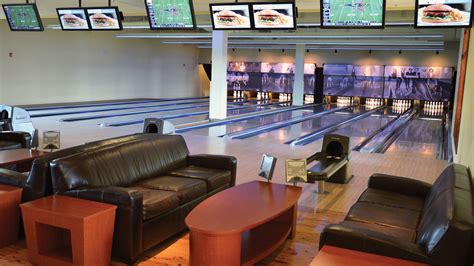 Pinstripes bowling - Pinstripes Topanga Our Westfield Topanga location in LA offers a unique variety of entertainment and events every day of the week. Enjoy our made-from-scratch Italian-American cuisine during Saturday & Sunday Brunch with the family, happy hour after work, or a night of bowling and bocce. 
